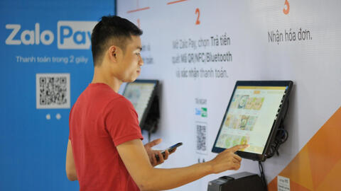 Người dùng Zalo có thể dùng tính năng của ZaloPay để chuyển tiền, lì xì nhóm