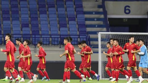 Hình ảnh các cầu thủ đội tuyển Việt Nam làm quen sân Al Maktoum