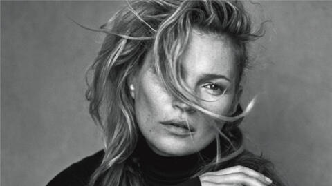 Kate Moss chia sẻ về cơ thể "siêu gầy": cảm thấy như trở thành “vật tế" cho nhiều người