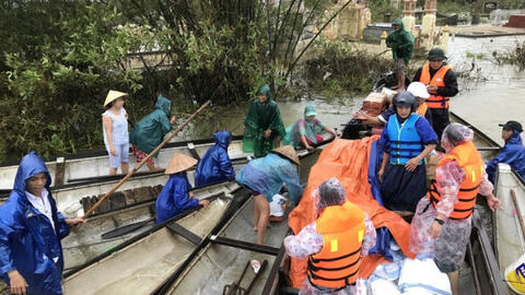 Nhiều đoàn cứu trợ liên tục kêu cứu vì bị hét giá thuê thuyền ở Quảng Bình