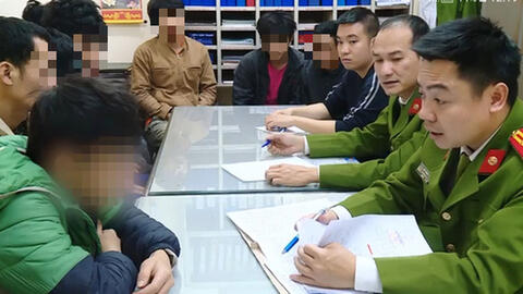 Hà Nội: Công an tạm giữ các đối tượng trả lương cho công nhân bằng ma túy