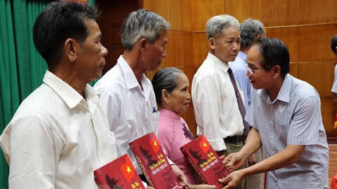 Phát hành cuốn sách "Bà mẹ Việt Nam Anh hùng tỉnh Thừa Thiên-Huế"