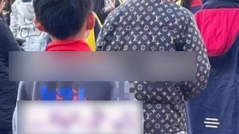 Bức ảnh chụp bóng lưng của một học sinh tiểu học lập tức gây bão mạng: Gia đình có "mỏ vàng" à?