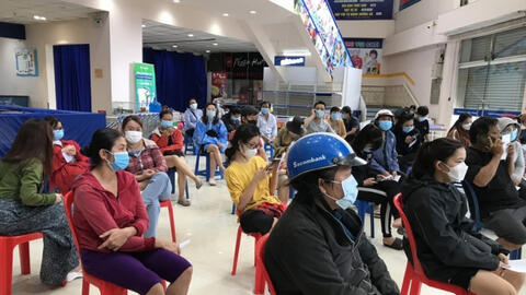 Siêu thị ở TP.HCM hết sớm thịt heo và cá