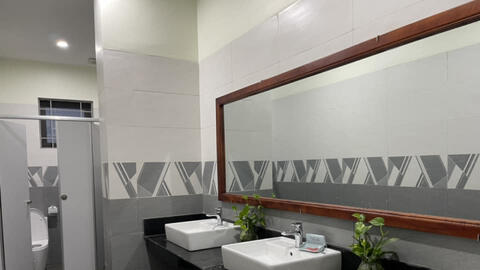 Một trường công lập ở tỉnh khiến nhiều phụ huynh thích thú vì xây mới rất "xịn sò": Nhà WC nhìn đã thấy ưng!