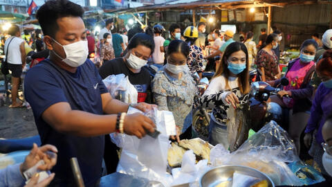 Trước giờ phong tỏa, người dân thủ đô Phnom Penh đổ xô đi mua đồ tích trữ