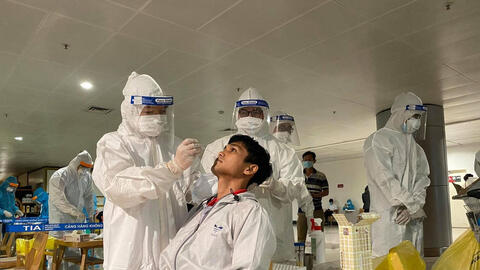 TP.HCM cấp tốc lấy mẫu xét nghiệm 1.000 nhân viên sân bay Tân Sơn Nhất ngay trong đêm 6/2
