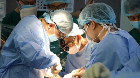 Trái tim người phụ nữ chết não đã đập trong lồng ngực của bệnh nhân nam suy tim