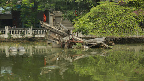 Xác máy bay B52 ở Hà Nội gần 50 năm nổi lên sau khi rút nước hồ