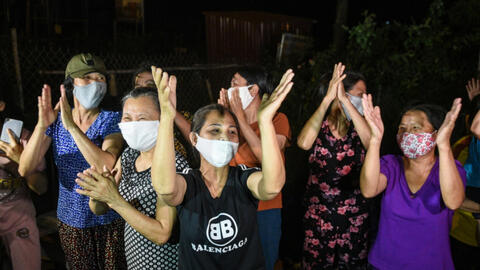 Người dân Hạ Lôi vui mừng khi được dỡ phong tỏa sau 28 ngày