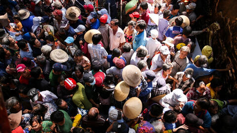 ca sĩ Ngọc Sơn  phát 10 tấn gạo cho người khó khăn trong ngày sinh nhật của mình