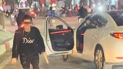 Tài xế ô tô cầm dao chém rách lốp xe buýt ở Hà Nội bị tạm giữ hình sự, đối mặt hình phạt nghiêm khắc