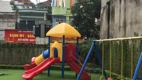 Giáo viên mầm non Hà Nội nhốt trẻ ngoài cửa giữa trời lạnh hơn 10 độ khiến dư luận bức xúc