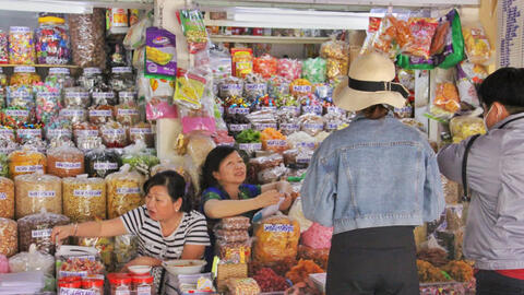 Tăng giá gần gấp đôi so với năm ngoái, mứt Tết vẫn được tiêu thụ mạnh