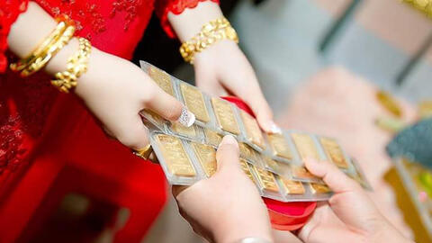 Khi mẹ chồng khăng khăng ... giữ hộ vàng cưới