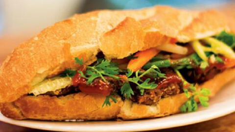 Quảng Ngãi: 26 người nhập viện sau khi ăn bánh mì