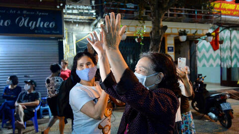 Người dân phố Trúc Bạch vui mừng khi hết thời gian cách ly