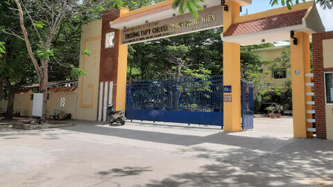 Cà Mau xác nhận sự việc hiệu phó bắt học sinh ăn thức ăn lấy từ thùng rác