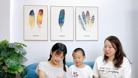 Ở nhà phòng dịch ngày giãn cách, bố mẹ cùng con thực hiện 'Nhiệm vụ kép'