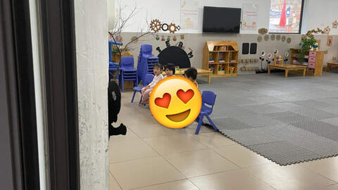 Ngày đầu tiên con gái đi học, bà mẹ được gửi cho tấm ảnh: Nhìn sang chấn, không dám nhận con