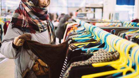 Khủng hoảng chi phí sống, nhiều người trẻ chia tay thói quen mua sắm, tập dùng “đồ si”