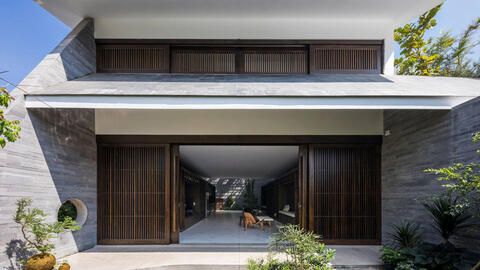 Ngôi nhà hơn 400 m2 như một ốc đảo xanh của gia đình 4 thế hệ tại Sài Gòn