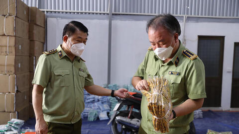 Thu giữ hàng chục tấn hàng không rõ nguồn gốc từ 8 kho hàng livestream khủng