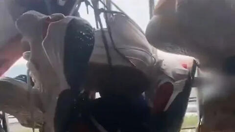 Con nhặt những đôi giày cũ của bạn cùng lớp về nhà, hành động của ông bố được khen: Dạy con thế này về sau tha hồ hưởng phúc