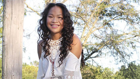 Cô gái gốc Việt cụt 2 chân trở thành người mẫu và vận động viên bơi lội tiềm năng ở Mỹ