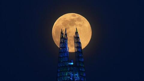 Ngắm "Siêu trăng hồng" lớn nhất năm 2020