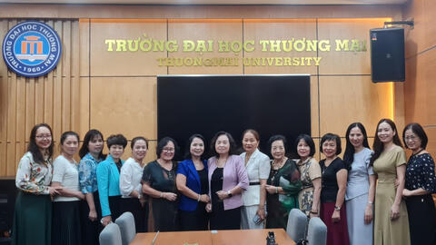 Lãnh đạo Hội Nữ trí thức Việt Nam làm việc với BCH Chi hội Nữ trí thức Trường đại học Thương Mại về việc tổ  chức Đại hội