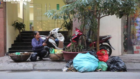 Công nhân vệ sinh môi trường đình công, rác ngập ngụa trên tuyến phố ở Hà Nội