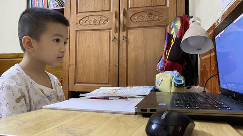 Nghẽn mạng ngày đầu học trực tuyến, giáo viên, học sinh và phụ huynh đều "chật vật"