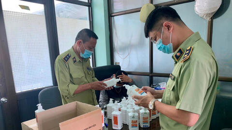 Hà Nội thu giữ lượng lớn nước sát khuẩn tay nghi giả nhãn hiệu ASIRUB