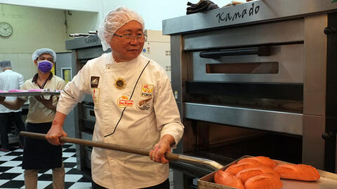 "Cha đẻ" bánh mì thanh long sốt xình xịch những ngày qua là ai?