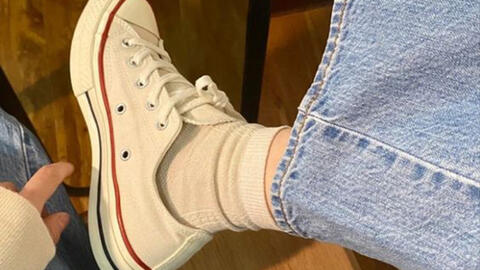 Chỉ nhìn vào giày dép, dáng đi cũng lộ ra bệnh tật, thấy 8 điểm này cần thăm khám ngay