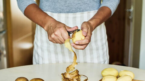 Trái cây nào không nên gọt vỏ khi ăn, rau củ quả nào cần bỏ vỏ khi chế biến?