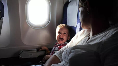 Bất ngờ bị mắng nhiếc không tiếc lời vì xem phim "máu me" trên máy bay, chàng trai ấm ức lên mạng kể khiến dân mạng cũng tranh cãi