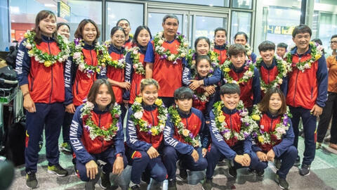 Người hâm mộ hân hoan chào đón đội tuyển bóng đá Nữ về nước