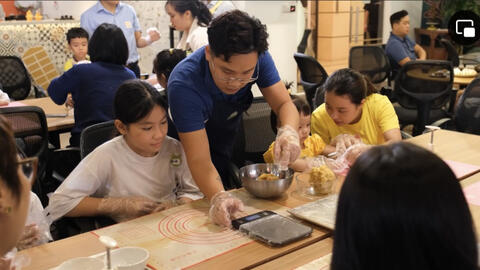 WORKSHOP cho mẹ và bé cùng làm bánh Trung thu