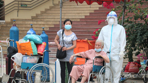 Cụ bà 101 tuổi xuất viện sau 3 tuần điều trị COVID-19