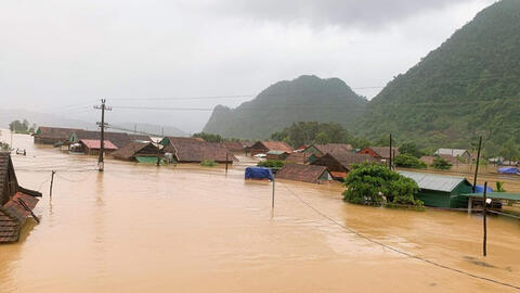 Quảng Bình: Lũ dâng tận nóc nhà, gần 90.000 học sinh phải nghỉ học