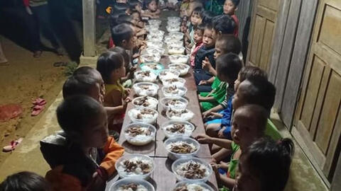 Hình ảnh bữa liên hoan cuối năm bằng mì gói của học sinh khiến nhiều người xót xa