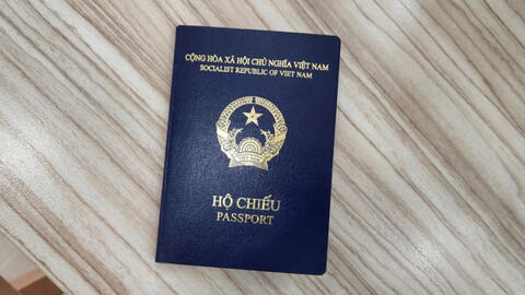 Ngành du lịch "đứng ngồi không yên" vì Đức và Tây Ban Nha ngừng cấp visa cho hộ chiếu mới