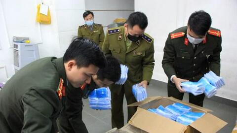 Thu giữ 120.000 khẩu trang y tế không rõ nguồn gốc