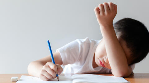 Học sinh tiểu học viết văn kể chuyện xin mẹ một thứ, cô giáo đọc xong cũng tò mò không biết phụ huynh đáp sao