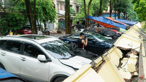 Bức tường trường mầm non 50m đổ sập đè lên 13 xe ôtô