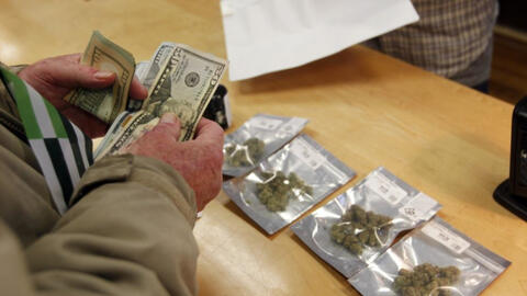 Những thứ nằm trong danh sách thiết yếu ở các nước khi phong tỏa là gì?