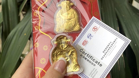 Lì xì chứa Thần Tài vàng và trâu vàng giá chỉ 15.000 đồng đắt khách