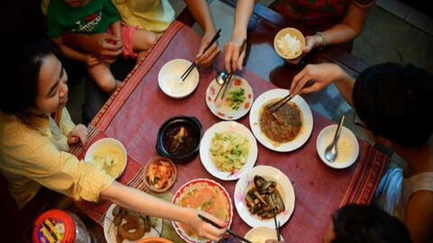 Làm thế nào để phòng dịch Covid-19 khi ăn uống?